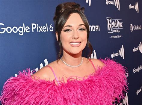 Kacey Musgraves in Bathing Suit Shares Rare。